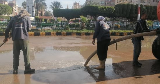 رفع مياه الأمطار بالشوارع واستمرار أعمال التطهير فى كفر الشيخ.. صور