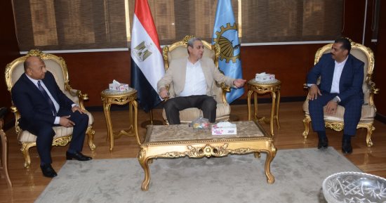 محافظ الغربية يناقش مستجدات الأعمال بكورنيش المحلة الكبرى