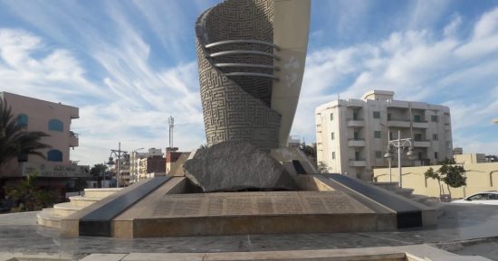 ميدان شهداء شدوان علامة مميزة بوسط مدينة الغردقة.. حفر عليه أسماء أبطال المعركة الشهيرة.. ارتبط اسمه باسم أكبر مساجد المدينة .. و" الميناء الكبير " أهم معالم المدينة.. صور