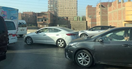 النشرة المرورية.. كثافات متحركة للسيارات بمحاور القاهرة والجيزة