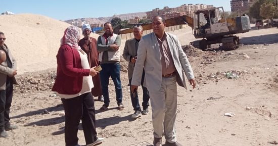 رفع المخلفات والأتربة وإزالة العوائق بمخر السيول بالسلامونى وترعة السيل بسوهاج.. صور  