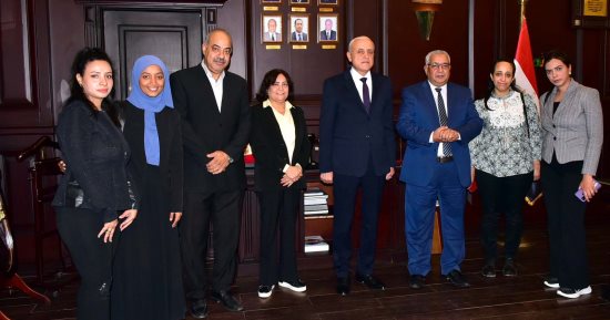 محافظ الأقصر يلتقى فريق مشروع ابنتى الغالية لدعم فتيات محافظات الصعيد
