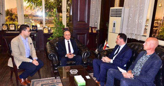 محافظ الأقصر ومدير بعثة الوكالة الأمريكية للتنمية يطلقان مشروع الهوية البصرية بإسنا.. صور  