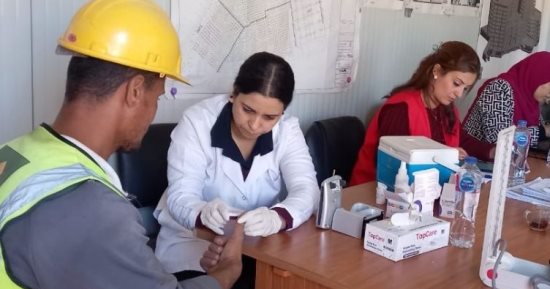 قافلة طبية للكشف على العمالة غير المنتظمة بمواقع العمل بأسيوط