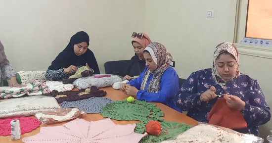 أنامل ذهبية.. فتيات بنى سويف يبدعن فى صناعة المشغولات اليدوية والهاند ميد