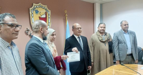 رئيس جامعة سوهاج يكرم 30 حافظة بمدرسة القرآن الكريم بالصلعا ويمنحهن ألف جنيه مكافأة