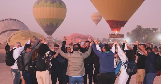 موسم السياحة الشتوى.. رحلات البالون تزين سماء الأقصر وسط فرحة السائحين.. صور