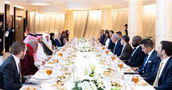 د. العيسى يستقبل كبار الباحثين والمُختصِّين بالشؤون السياسية والعلاقات الدولية بمجلس العلاقات الأمريكية الخارجية