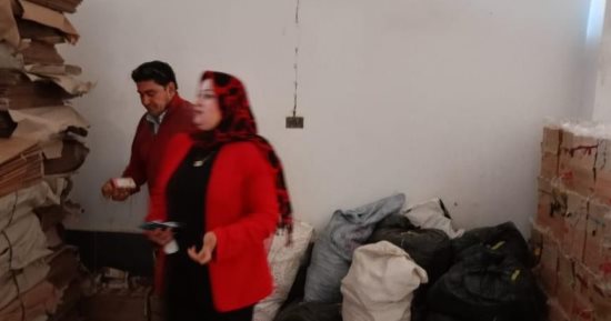 ضبط مخزن غير مرخص يعيد تعبئة مرقة دجاج شهيرة ويتلاعب بالصلاحية