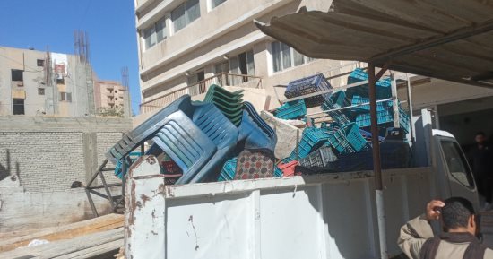 حملات لإزالة إشغالات وتعديات الباعة الجائلين على حرم الطرق بمدينة القوصية 
