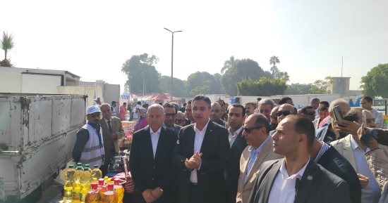 "بتخفيضات 20%" توفير السلع الغذائية بسوق اليوم الواحد فى حلوان ومدينة نصر.. فيديو