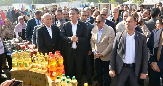 التخفيضات على كل السلع.. وزير التموين ومحافظ القاهرة يتفقدان سوق اليوم الواحد بحلوان