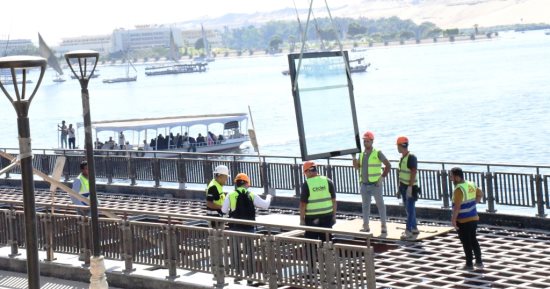 أسوان تتجمل فى الموسم السياحى.. تركيب الممشى الزجاجى.. كورنيش النيل يتزين بمشروعات "أهل مصر".. المحافظ: واجهة المدينة السياحية تستعد لاستقبال ضيوفها الأجانب.. وإنهاء المرحلة الثالثة من المشروع بنسبة 99%.. صور