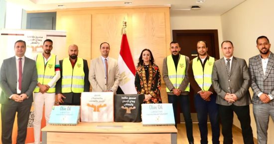 المتعافون من الإدمان يهدون وزيرة التضامن باكورة إنتاجهم من زيت الزيتون