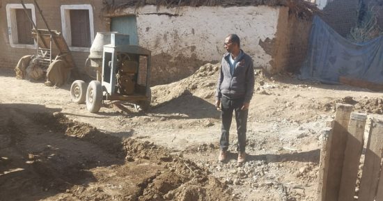 حياة كريمة بالأقصر.. متابعة أعمال الصرف الصحى وتسوية الشوارع.. صور