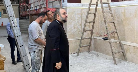مطران الكنيسة الكلدانية يتفقد أعمال الصيانة بكنيسة مار أنطونيوس الكبير بالفجالة