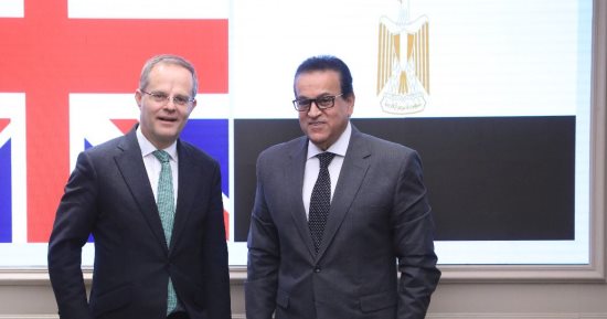 وزير الصحة يستقبل السفير الإنجليزي لدى القاهرة لبحث سبل التعاون بين البلدين