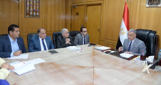محافظ الإسماعيلية يناقش استعدادات مديرية التموين لإقامة سوق اليوم الواحد
