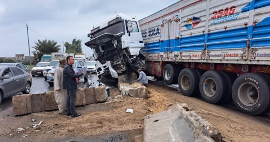 إعادة الحركة المرورية بطريق بنها المنصورة بعد رفع سيارة انحرفت بسبب الأمطار