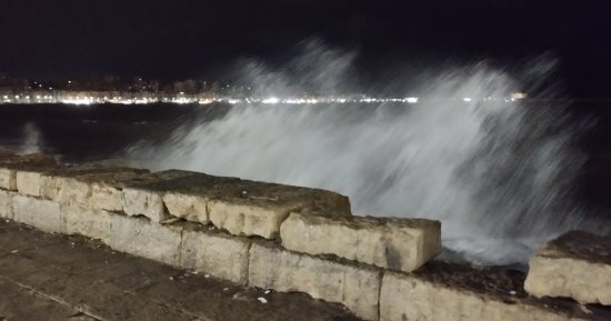 طقس شديد البرودة ليلا وارتفاع أمواج البحر فى الإسكندرية.. فيديو وصور