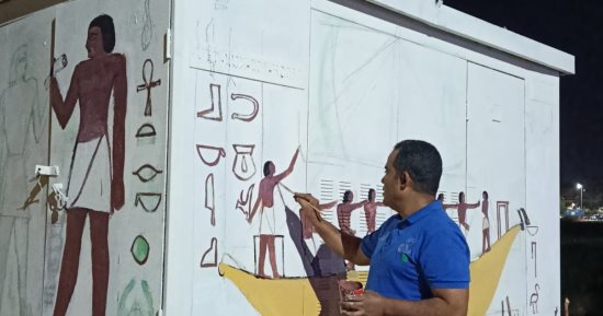 أعضاء هيئة تدريس فنون جميلة بالأقصر يحولون محولات الكهرباء للوحات فنية.. صور