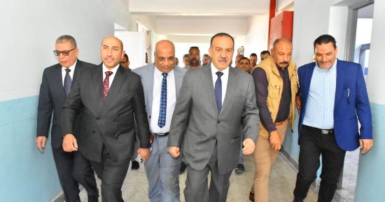 محافظ أسيوط يتفقد مدرسة الزاوية بحري الابتدائية لمتابعة سير العملية التعليمية