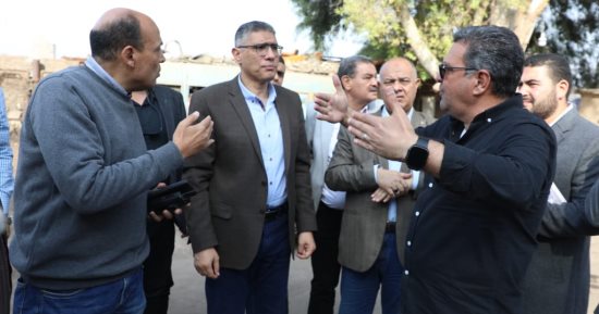 تجهيزًا لافتتاحه.. محافظ الجيزة يعاين موقع سوق اليوم الواحد بشارع الصوامع فى إمبابة
