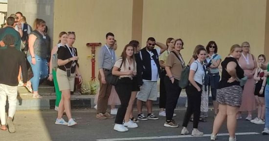 رواج سياحى كبير لرحلات الستى تورز بسوق الغردقة النموذجى.. شركات السياحة توفد العشرات من السياح يومياً لتجول ومشاهدة الخضروات والفاكهة والأسماك.. جولات البلد من منطقة الشيرتون القديم وصولا لمنطقة الدهار.. صور