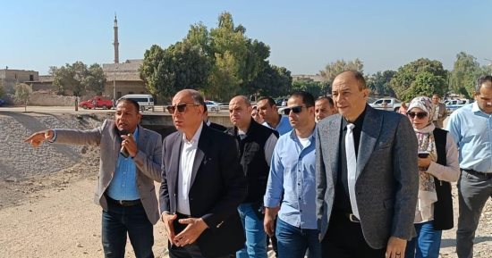 محافظ المنيا يوجه بتكثيف تطهير مخرات السيول ورفع المخلفات بشكل مستمر 