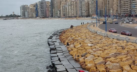 بعد أن ضربت الإسكندرية 4 أيام..  نوة باقى المكنسة تودع الثغر بأمطار متوسطة.. تراجع شدة الرياح إلى 30 كم/ الساعة.. حركة الأمواج ترتفع 2 متر.. واستعدادت مكثفة لنوة قاسم الاقوى فى موسم النوات خلال الشتاء .. صور