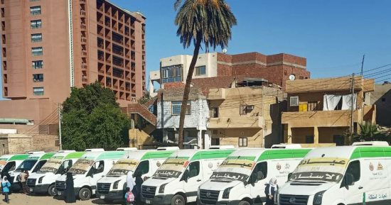 إجراء الكشف الطبى لـ1180 مواطناً ومواطنة من أهالى جبل تقوق بأسوان