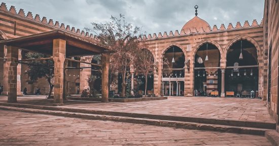 جامع الأزرق.. تحفة معمارية تزين منطقة الدرب الأحمر.. بناه مسئول الطيور