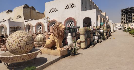 قرية الفواخير قلعة صناع المهنة.. تضم 152 فاخورة ومدرسة تطبيقية ومساحتها 13 فدان.. بها تحف فنية تخلد تاريخ مصر والأسعار فى متناول الجميع.. محافظ القاهرة: تركيب أفران تعمل بالغاز حفاظا على البيئة
