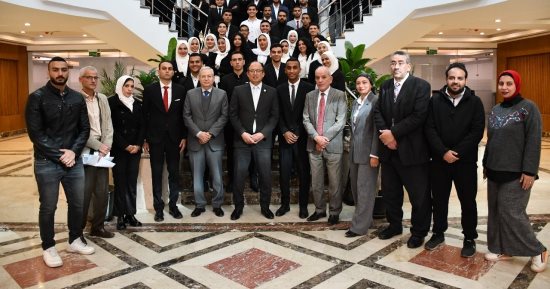 رئيس جامعة حلوان: التزام بتوفير الدعم للأنشطة الطلابية وتطبيق إلكترونى لمقترحات