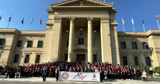 رئيس جامعة القاهرة يتوسط صورة تذكارية مع رؤساء ونواب اتحاد الكليات
