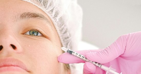 اتجاهات عمليات التجميل خلال عام 2024.. التركيز على تحسين الملامح بالبوتوكس واستخدام الذكاء الاصطناعى لتوقع النتيجة.. الشباب يتجه لإجراءات الوقاية من التجاعيد.. وهذه تكاليف عمليات التجميل فى العالم