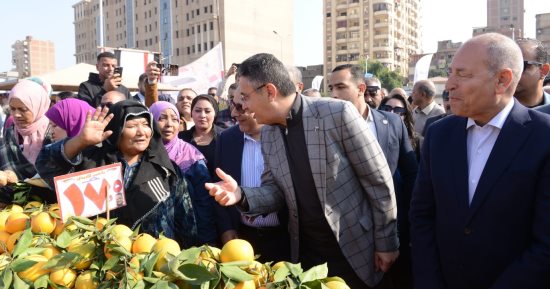 المواطنون يستقبلون وزير التموين بحفاوة بعد افتتاح سوق اليوم الواحد بالأميرية.. صور