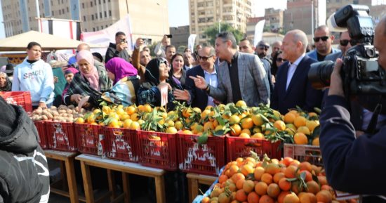 سوق اليوم الواحد يغزو المحافظات تنفيذا لتوجيهات القيادة السياسية.. وزير التموين يفتتح فروعًا جديدة فى إمبابة والأميرية.. طرح السلع الغذائية بتخفيضات تصل لـ30%.. واللحوم الطازجة بـ 275 جنيها للكيلو