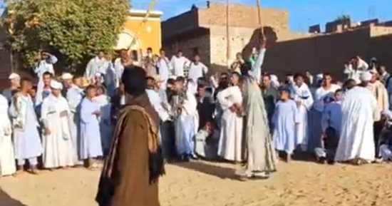 أهالى بنبان بأسوان يتنافسون فى "التحطيب" ضمن احتفالات مرماح الخيول.. فيديو