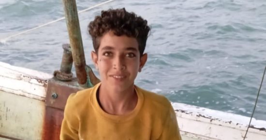 مصرع طفل لسقوط ونش مركب صيد على رأسه بكفر الشيخ