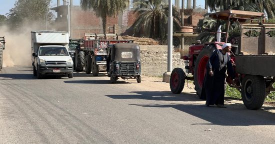 رفع 70 طن مخلفات وتراكمات قمامة من طريق قرية بنى زيد بمركز الفتح