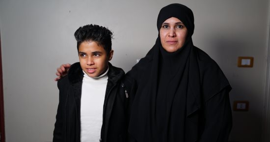 إنجاز طبى يعد الأول من نوعه بالعالم.. شفاء طفل مصاب بالسعار بسبب عضة كلب.. فريق من طب عين شمس يتوصل للعلاج.. أم الطفل المصاب: عمر فقد القدرة على الحركة رغم تناول المصل..والأطباء: السعار يسبب الوفاة.. فيديو وصور