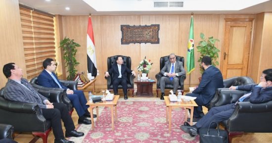 محافظ الفيوم يبحث مع وفد مقاطعة خينان الصينية التعاون بالإنتاج والتصنيع الزراعى