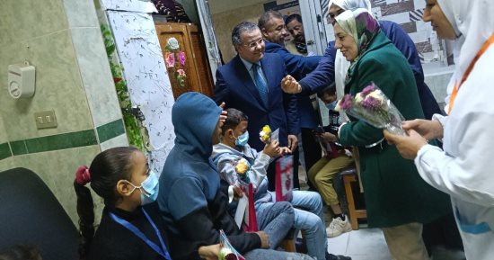نائب رئيس جامعة بنها توزع الهدايا على أطفال الغسيل الكلوي بالمستشفى الجامعى