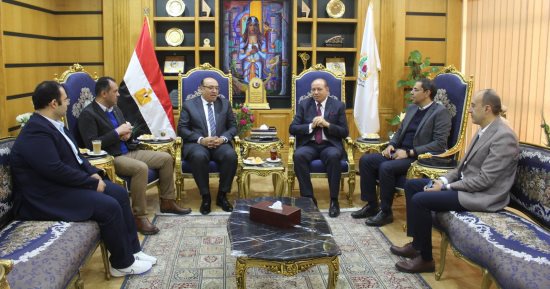 رئيس جامعة المنصورة يستقبل مدير برنامج المنح الجامعية المقدم من الوكالة الأمريكية