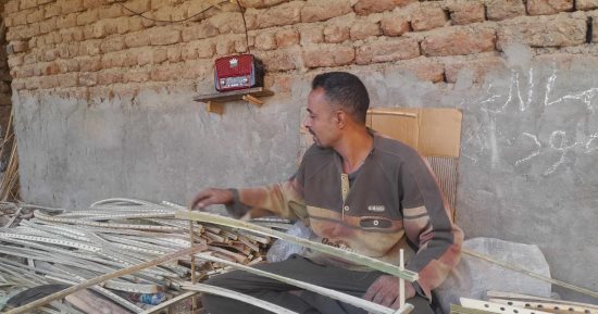 500 أسرة تحيى آمال صناعة الجريد بقنا.. سيد: ورثت الصنعة من أجدادى وأعمل مع أسرتى على مدار اليوم