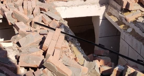 "فيها ليف نخل وكراتين".. حقيقة إزالة مقابر مخالفة وخالية من الموتى بالخانكة