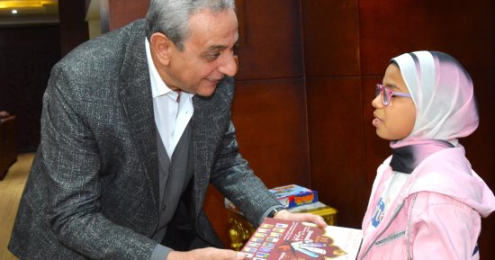 محافظ الغربية يلبى طلب طفلة ويهديها مصحفا إلكترونيا لتيسير حفظ القرآن الكريم