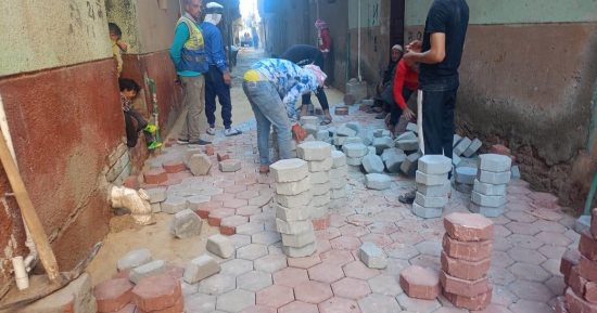 بدء رصف عدد من شوارع أطفيح بالإنترلوك لتسهيل حركة المواطنين.. صور