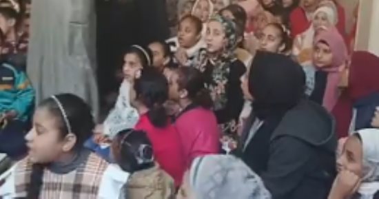 منظرهم يفرح.. شاهد الأطفال يحفظون القرآن الكريم في أول كٌتاب ضمن مبادرة عودة الكتاتيب